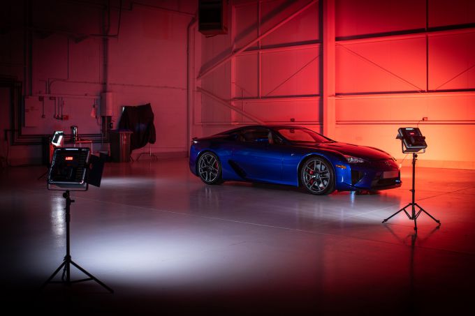 De supercar van Lexus blaast tien kaarsjes uit