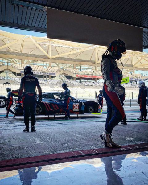 Walkenhorst_BMW_Yas_Marina_circuit__pits