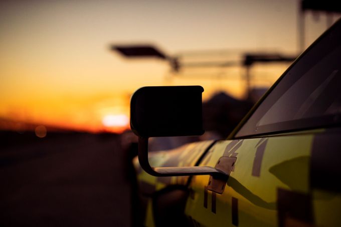 12H Sebring FIA World Endurance Championship 2022 Aston Martin 13 Vantage bij zonsonedergang