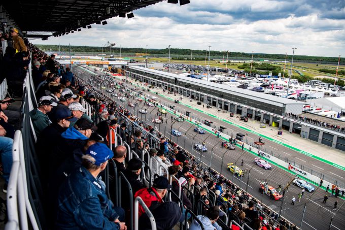 DTM-zaterdagrace op de DEKRA Lausitzring Turn 1 groot startveld veel toeschouwers