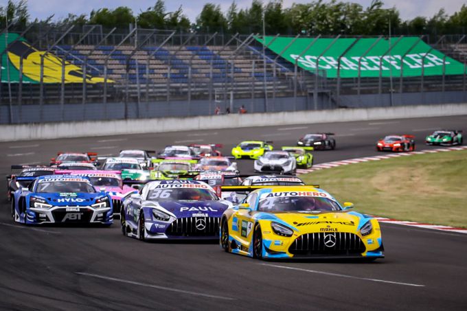 DTM-zaterdagrace op de DEKRA Lausitzring Turn 1 veel strijd achter koploper