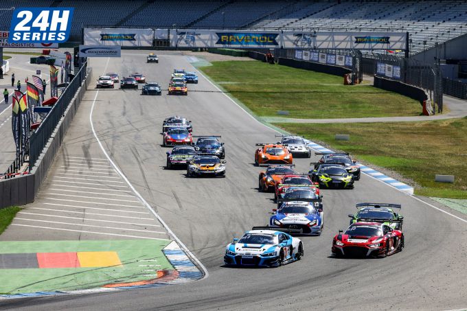 24H SERIES powered by Hankook 12H HOCKENHEIMRING 2022 startveld door de eerste bocht