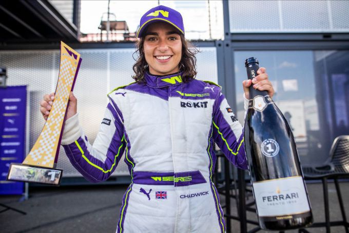 W Series: Jamie Chadwick wint op sensationele wijze in Miami, Visser knap op P4 en De Heus vecht terug
