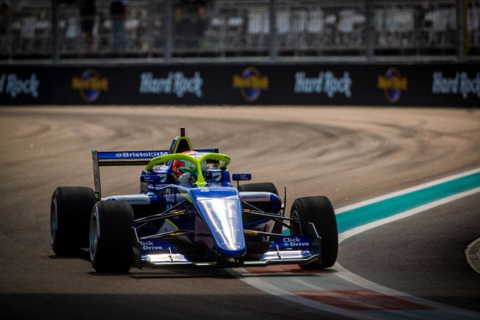 W Series: Nerea Marti pakt eerste pole position van het seizoen, rode vlaggen gooien roet in eten Nederlandse coureurs