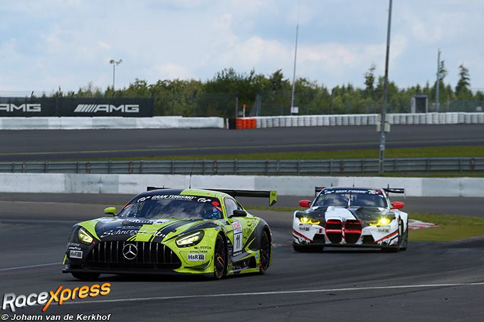 Phillip Ellis pakt meteen de leiding na de start