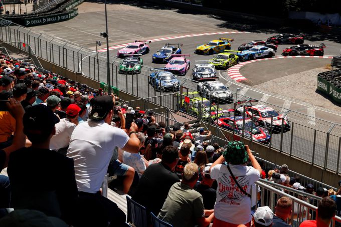 Veel_actie_voor_veel_DTM_fans_op_de_Norisring