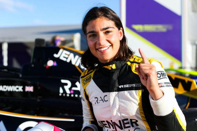 W Series: Magistrale Jamie Chadwick pakt pole op thuiscircuit, Beitske Visser op P4