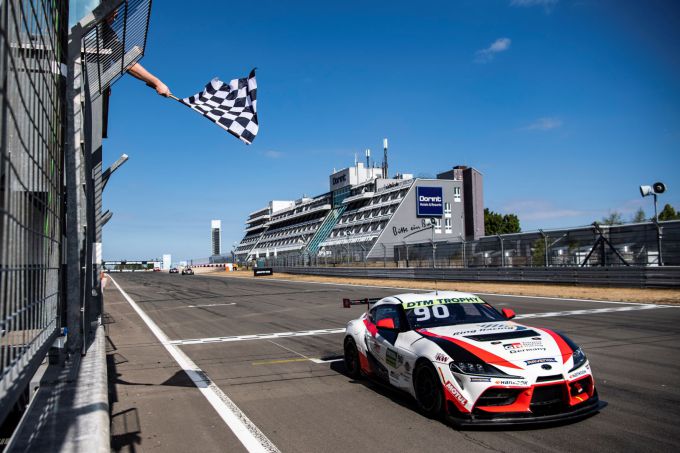 DTM Trophy Nürburgring winnaar zwart wit geblokte vlag
