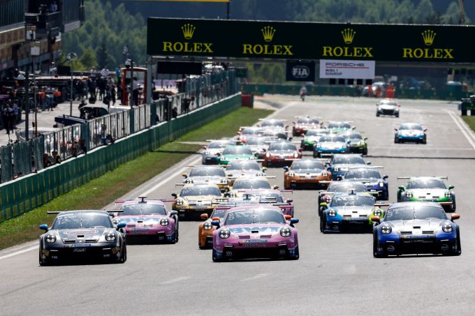 Porsche Mobil 1 Supercup startveld op weg naat eerste boch La Source
