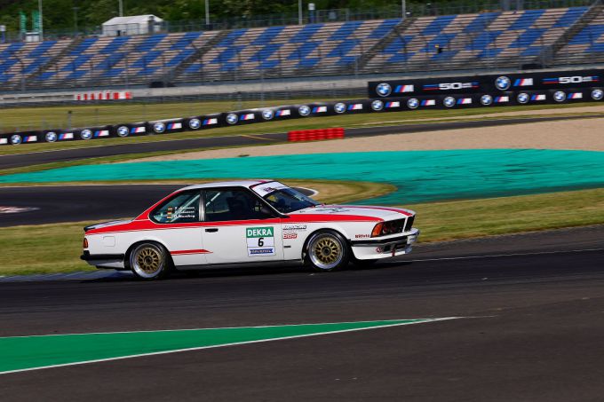 Lokale_held_Olaf_Manthey_in_de_BMW_635_CSi