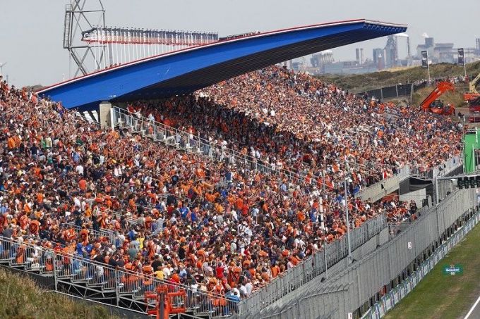 Zondag_porschemobil1supercup-circuitzandvoort2022 tribune oranjezee