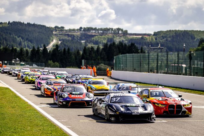 DTM @ Spa Herstart_van_de_laatste_ronde_N._Cassidy_in_de_Nr37_Ferrari_Sheldon_van_der_Linde_in_de_Nr31_BMW