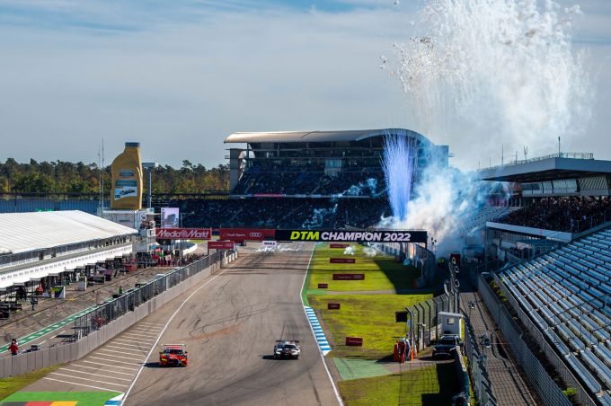 Sheldon van der Linde DTM kampioen 2022 met Schubert BMW 8