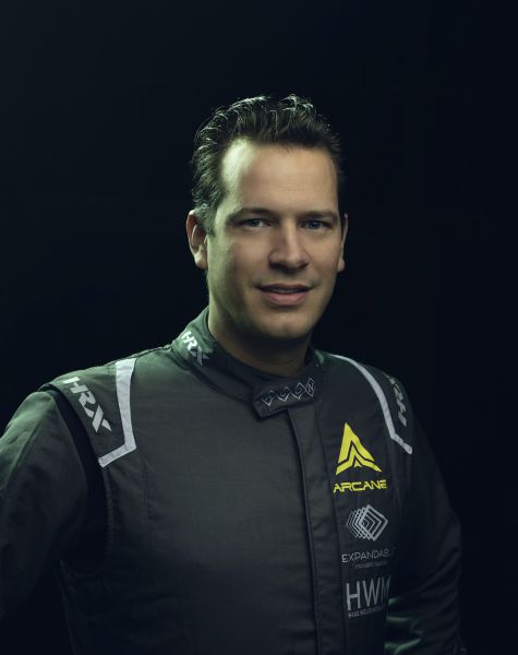 Hans_Weijs_-_Arcane_Racing_portret