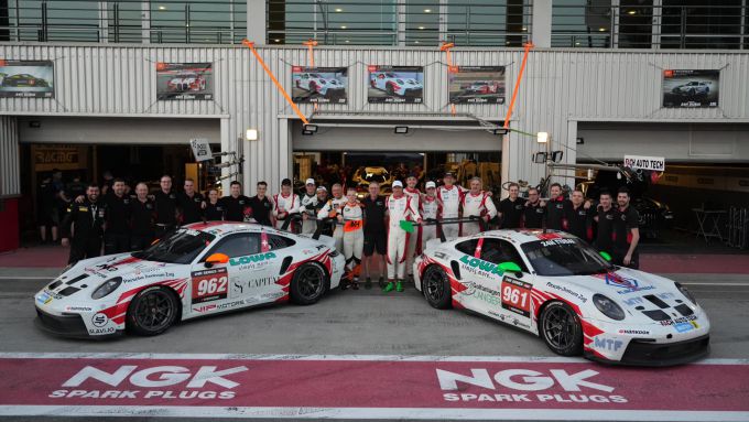 24H Dubai 2023 FACH Auto Nr961 en Nr962 pits