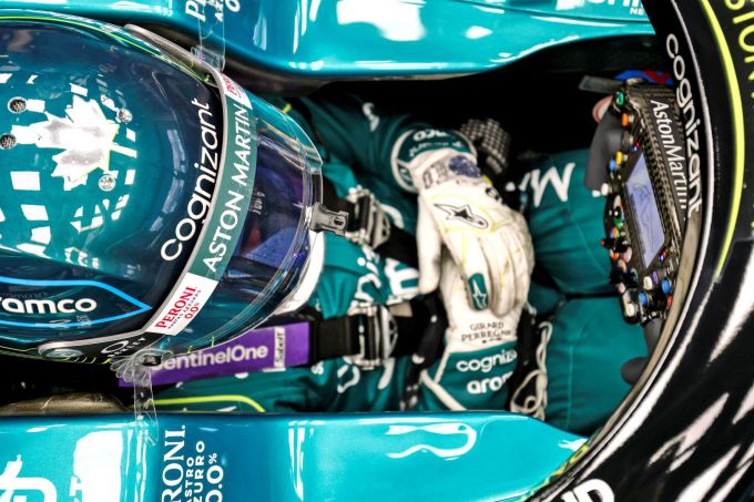 Aston Martin op weg naar de top 12 bovenaanzicht helm