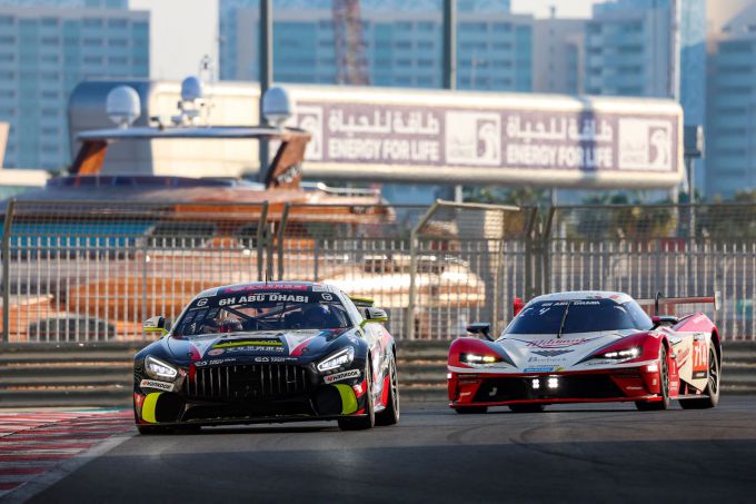 24H SERIES 2023 Hankook 6 Hours ABU DHABI foto 11 Mercedes voor de KTM X-Bow GTX