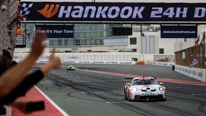 24H Dubai 2023 Larry Ten Voorde passeert als winnaar de finishlijn Nr962 Porsche 911 GT3 Cup