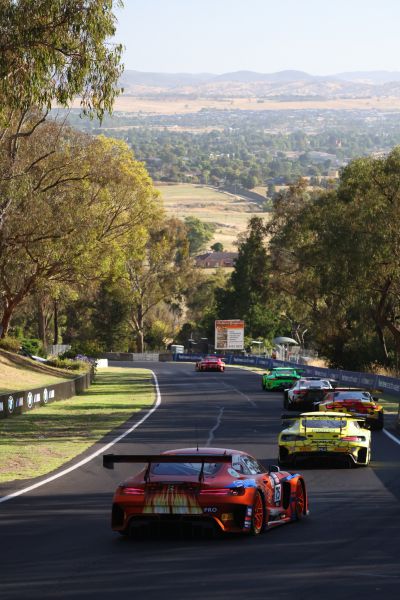 Bathurst 12 Hour Mercedes AMG achterzijde actie