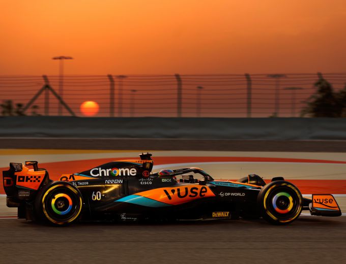 Testdagen Bahrein 2023 McLaren avondzon