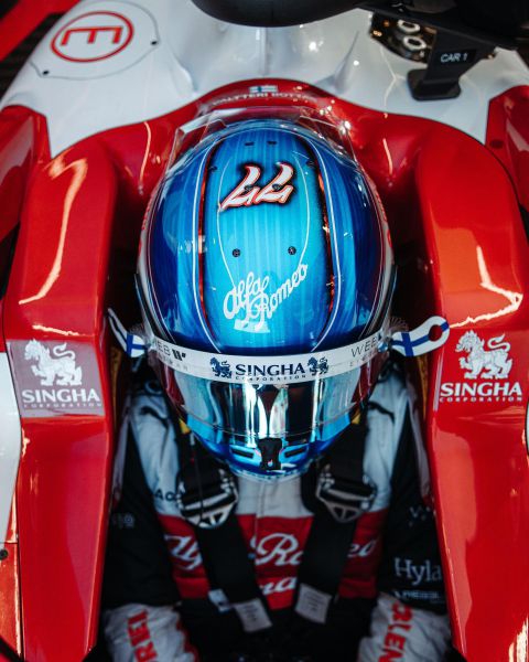 Valtteri_Bottas_helm_cockpit_Alfa_Romeo