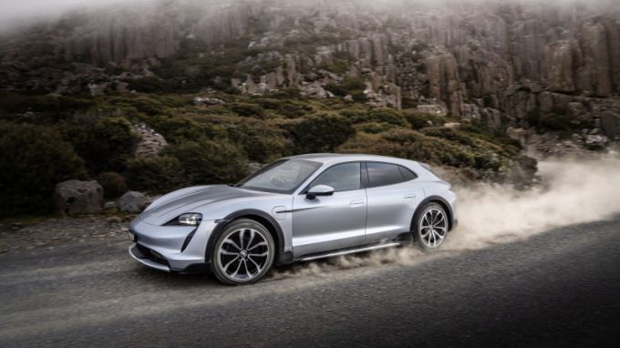Mark Webber Tasmanië Porsche Taycan Cross Turismo foto 1