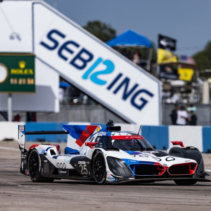 BMW M Hybrid V8 Twelve Hours of Sebring 2023 foto Nr25 at Sebring front