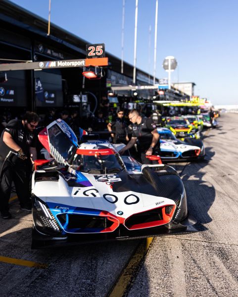 BMW M Hybrid V8 Twelve Hours of Sebring 2023 foto BMW pitstraat at Sebring