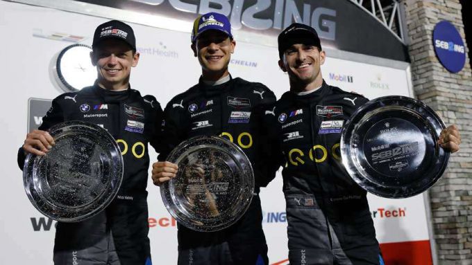 BMW M Hybrid V8 Twelve Hours of Sebring 2023 foto winnaars Nick Yelloly, Connor De Phillippi en Sheldon van der Linde