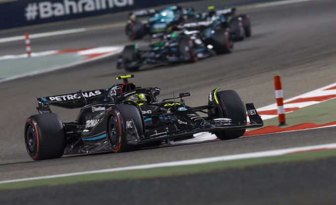 Mercedes heeft geen tijd voor contractverlenging Lewis Hamilton: "Alles op de auto"