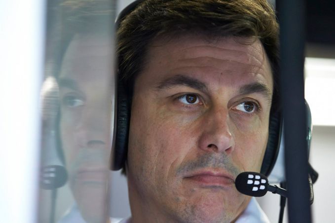 Toto Wolff geeft schoorvoetend toe dat Mercedes-pakket 'niet competitief zal zijn'
