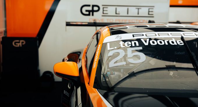 PCCD Larry ten Voorde Team GP Elite logo en voorruit opschrift
