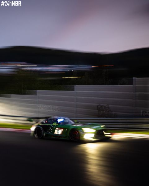 ADAC TotalEnergies 24h Nurburgring 2023 Mercedes onderweg in de nacht