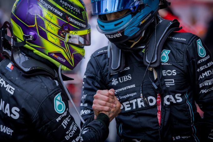 Lewis_Hamilton_en_George_Russell_Mercedes_2023