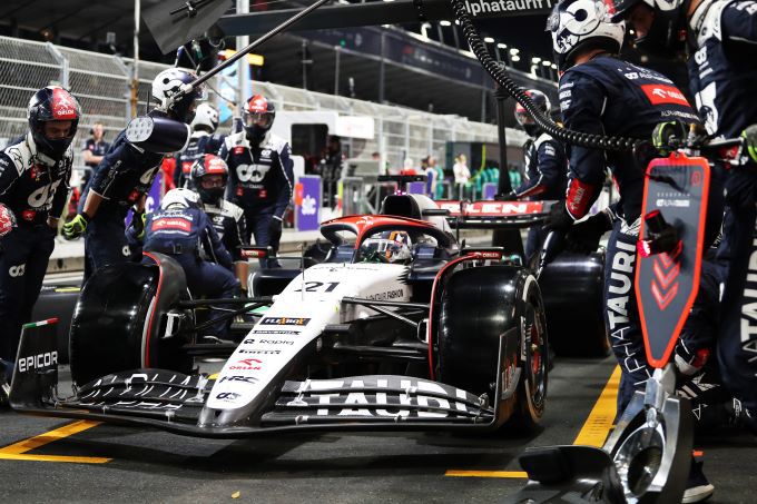 Nyck_de_Vries_Alpha_Tauri_pitstop