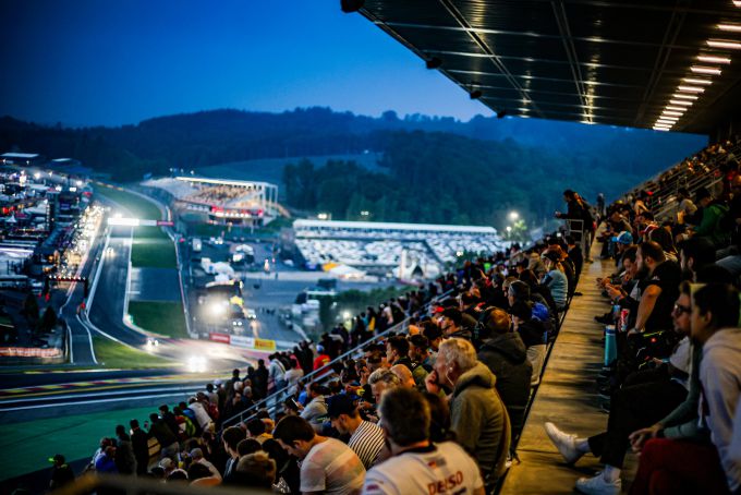 Crowdstrike 24 Hours of Spa 2023 racen gedurende de nacht Foto 2