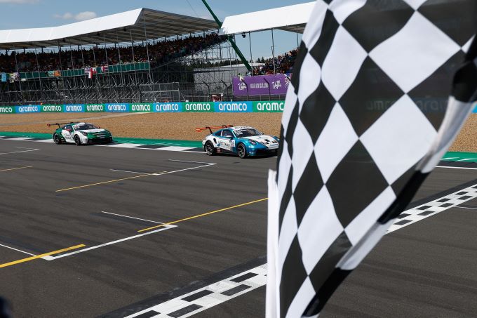Porsche Mobil1 Supercup Silverstone Robert_de_Haan_finishvlag