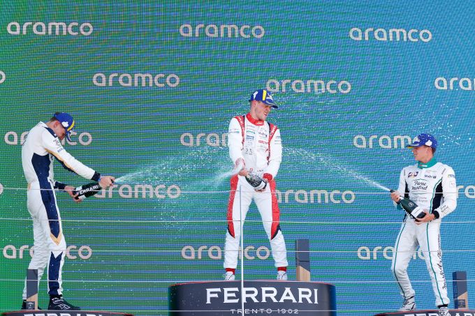 Porsche Mobil1 Supercup Silverstone Robert_de_Haan_P2_podium