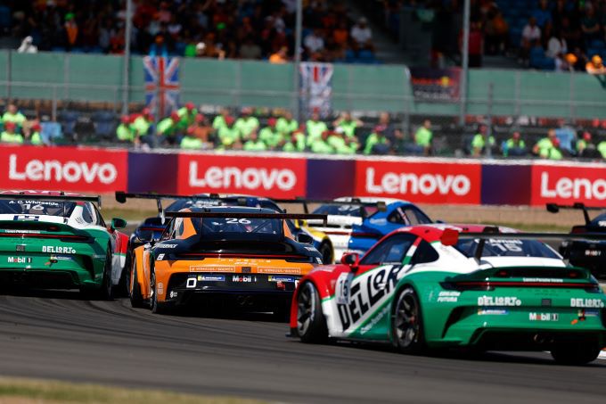 Porsche Mobil1 Supercup Silverstone beetje druk