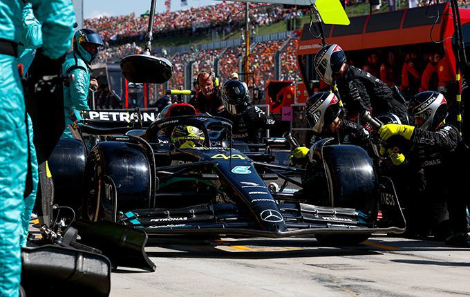 Lewis_Hamilton_pitstop_GP Hongarije 2023