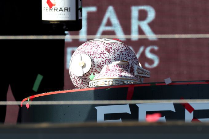 Max_Verstappen_kapotte_trofee GP Hongarije
