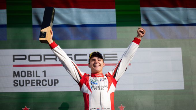 Porsche Mobil 1 Supercup CM.com Circuit Zandvoort Foto 2 Morris Schuring blije winnaar
