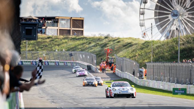 Porsche Mobil 1 Supercup CM.com Circuit Zandvoort Foto 3 Morris Schuring als winnaar over start-finish