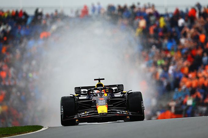 Max Verstappen op een nat CM.com Circuit Zandvoort