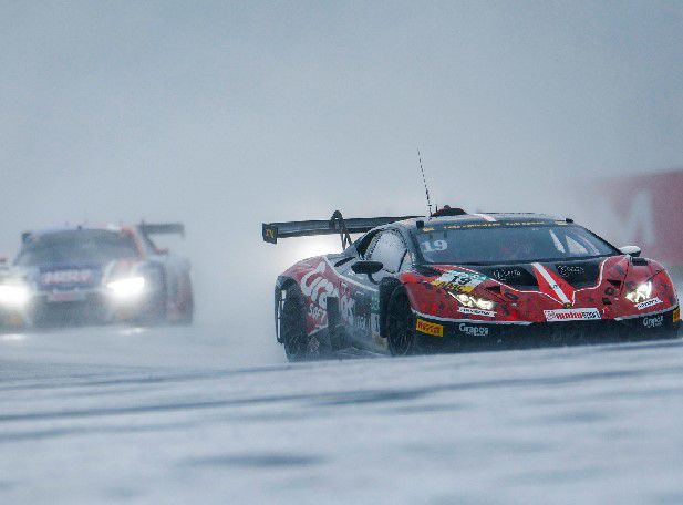 DTM Maximilian Paul Lamborghini Huracán GT3 Evo2 Nürburgring Foto 3 onderweg op doorweekt circuit