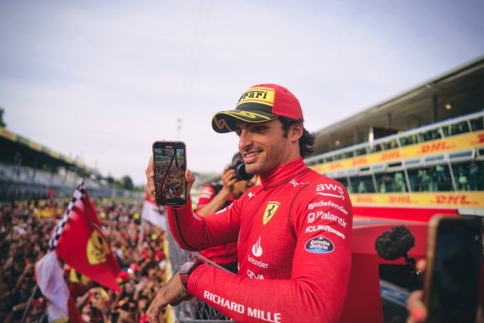 Carlos_Sainz_mobile_met_tifosi