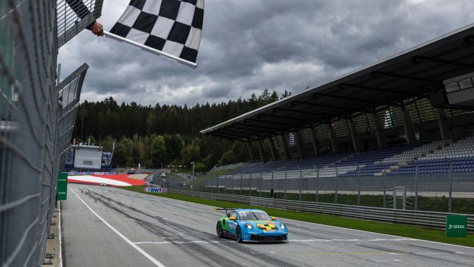 Bastiaan Buus winnaar zondagsrace 14 Porsche Carrera Cup Deutschland