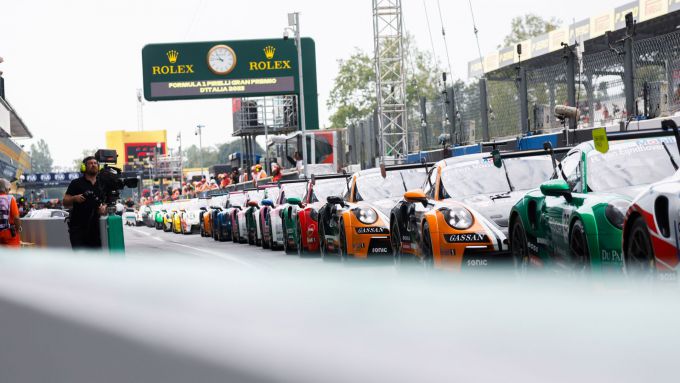 Porsche Mobil 1 Supercup @ Monza file in de pitstraat