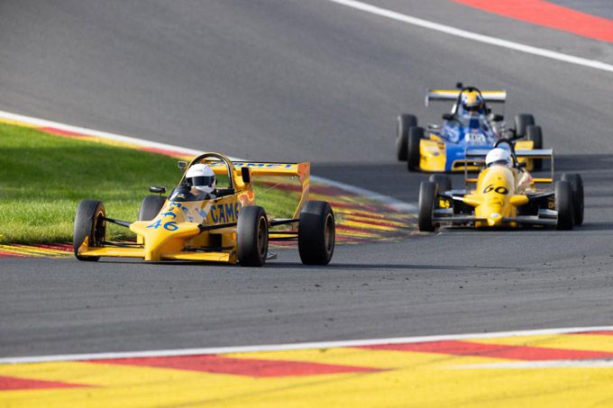 Jannik Sadolin uit Denemarken op weg om zijn eerste FFR-FOR-race in de FF 2000-klasse te winnen