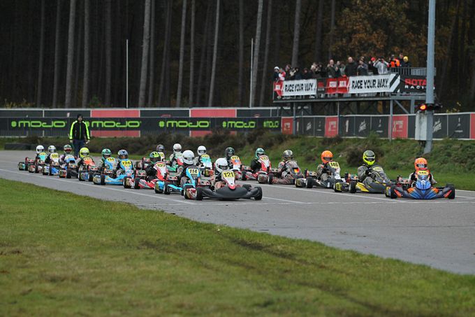 Thibeau Wolfaert start van polepositie aan kop met kart 121